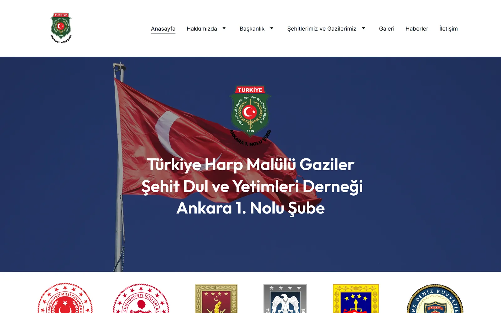 Derneğin açılış ekranı: dalgalanan Türk bayrağı fotoğrafı üzerinde dernek arması ve derneğin tam adı, üstte yedi başlıklı ana menü.