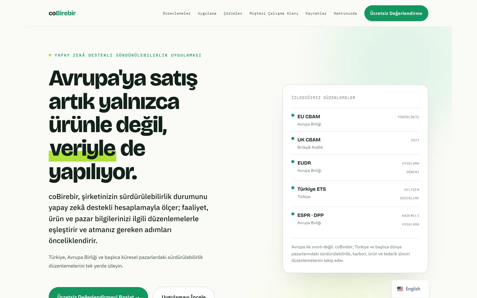 Sürdürülebilirlik uyum platformunun Türkçe açılış ekranı: solda iri tipografiyle yazılmış başlık ve açıklama, sağda EU CBAM, UK CBAM, EUDR, Türkiye ETS ve ESPR-DPP düzenlemelerini yürürlük durumlarıyla listeleyen kart.