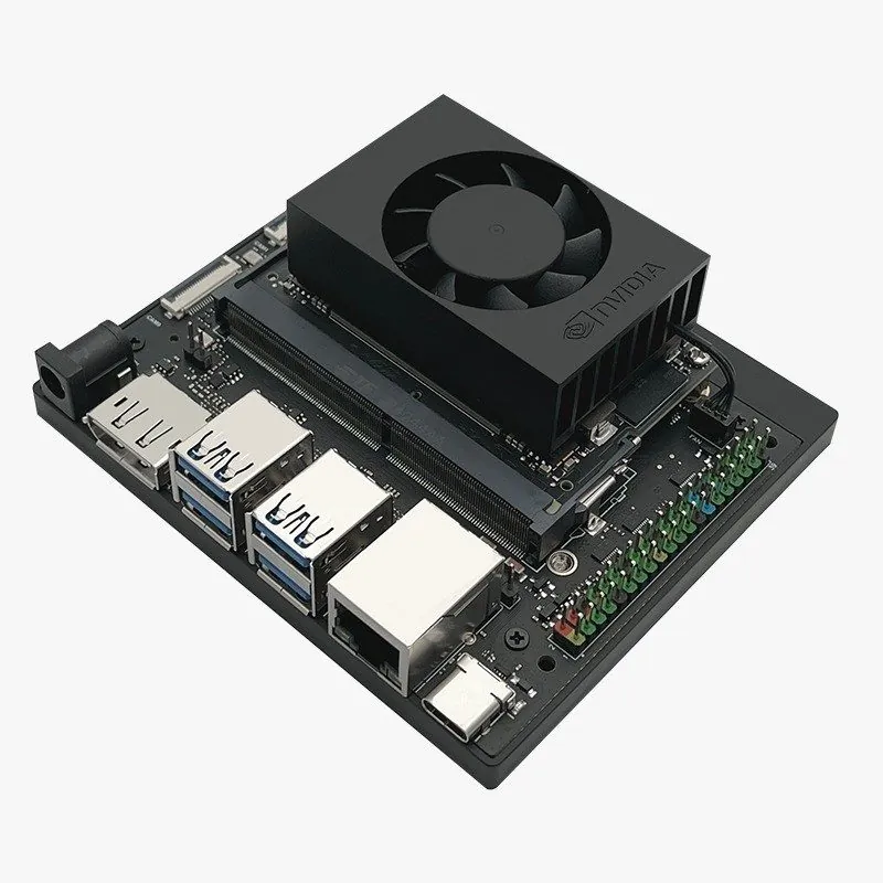 Projede kullanılan NVIDIA Jetson gömülü geliştirme kartı: fanlı işlemci modülü, USB ve Ethernet portlarıyla tespit hattının üzerinde koştuğu donanım.