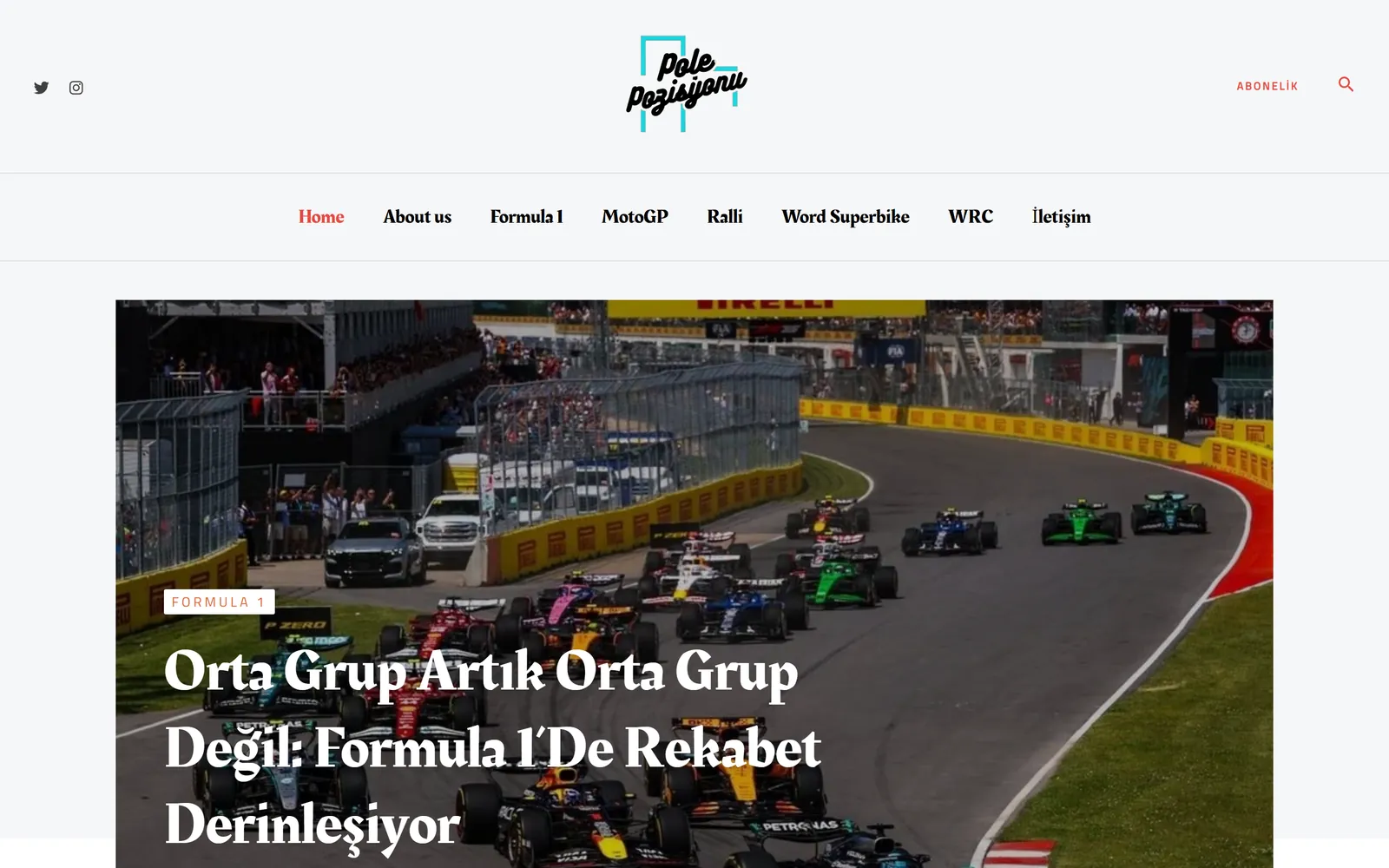 Motorspor yayınının ana sayfası: beş yarış serisini ayıran menünün altında tam genişlikte tek manşet, görselin üzerinde kategori etiketi ve serifli iri başlık.